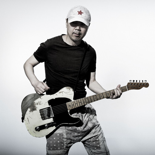 我和小妺在卫生间做爰
